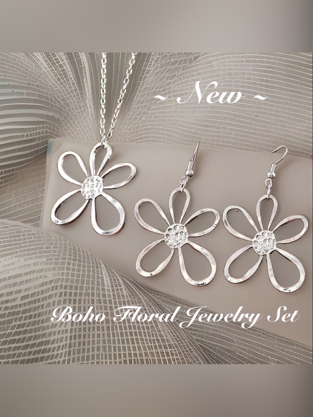 Boho Delicate Silver Daisy Pendant Necklace and Earring Set ~ New~